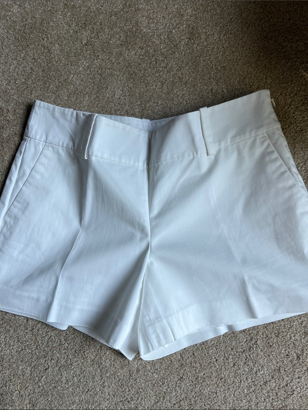 Ann Taylor White High-Waist Tailored Shorts size 2P. EUC.